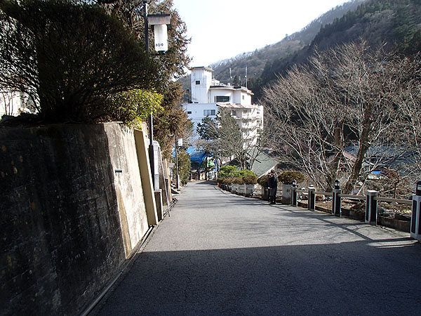 四万たむら前の急坂